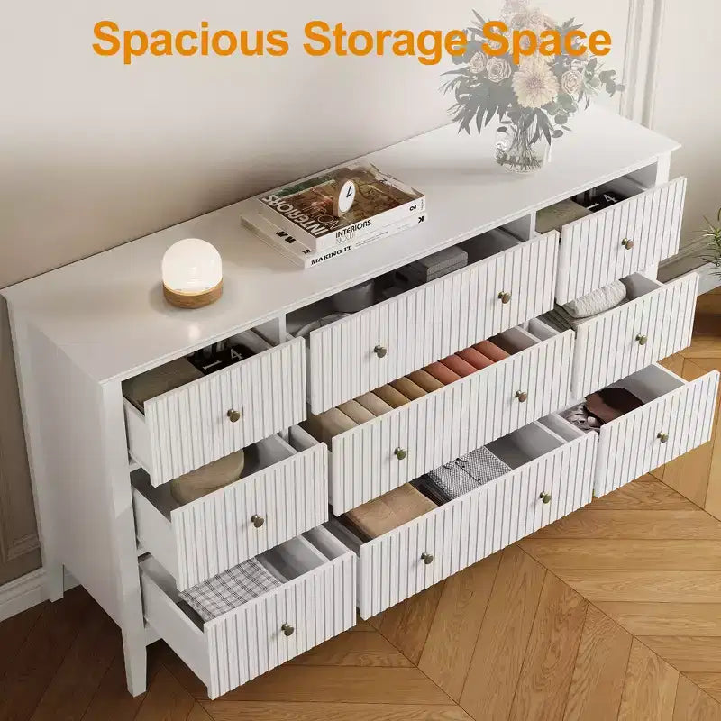 Cassettiera Heynemo Fluted a 9 cassetti, comò moderno largo 150 cm con maniglie in metallo, porta TV con organizer per camera da letto, soggiorno, bianco