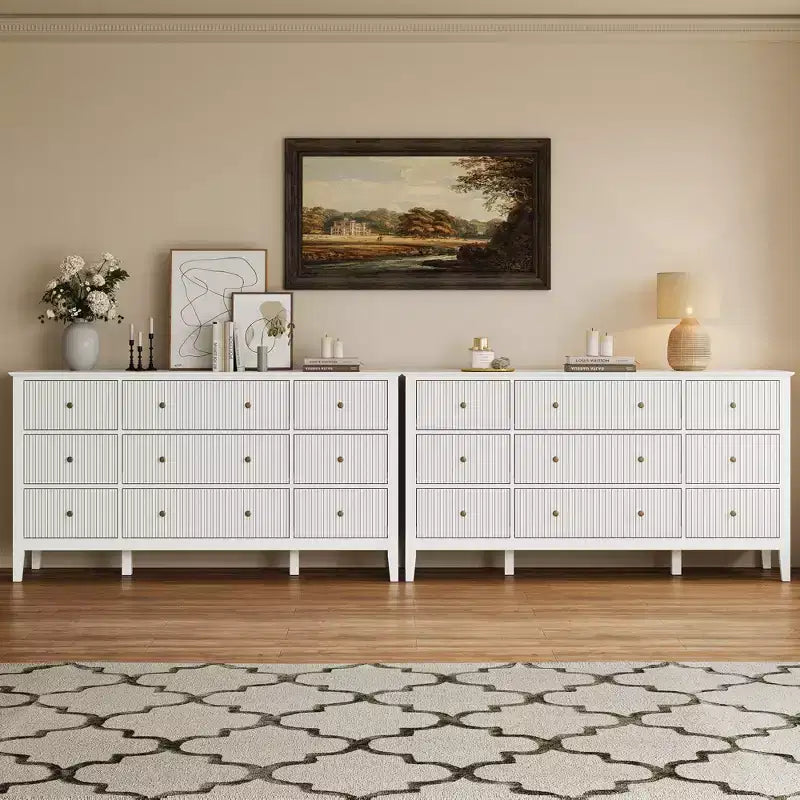Cassettiera Heynemo Fluted a 9 cassetti, comò moderno largo 150 cm con maniglie in metallo, porta TV con organizer per camera da letto, soggiorno, bianco