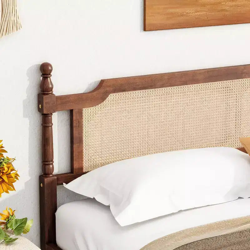 MAYEERTY Letto King in Legno di Pino con Testiera e Pediera in Rattan Marrone