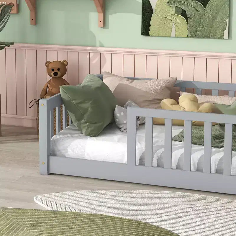 Letto a terra matrimoniale MAYEERTY con recinzione senza porta, spondine in legno di gomma grigio