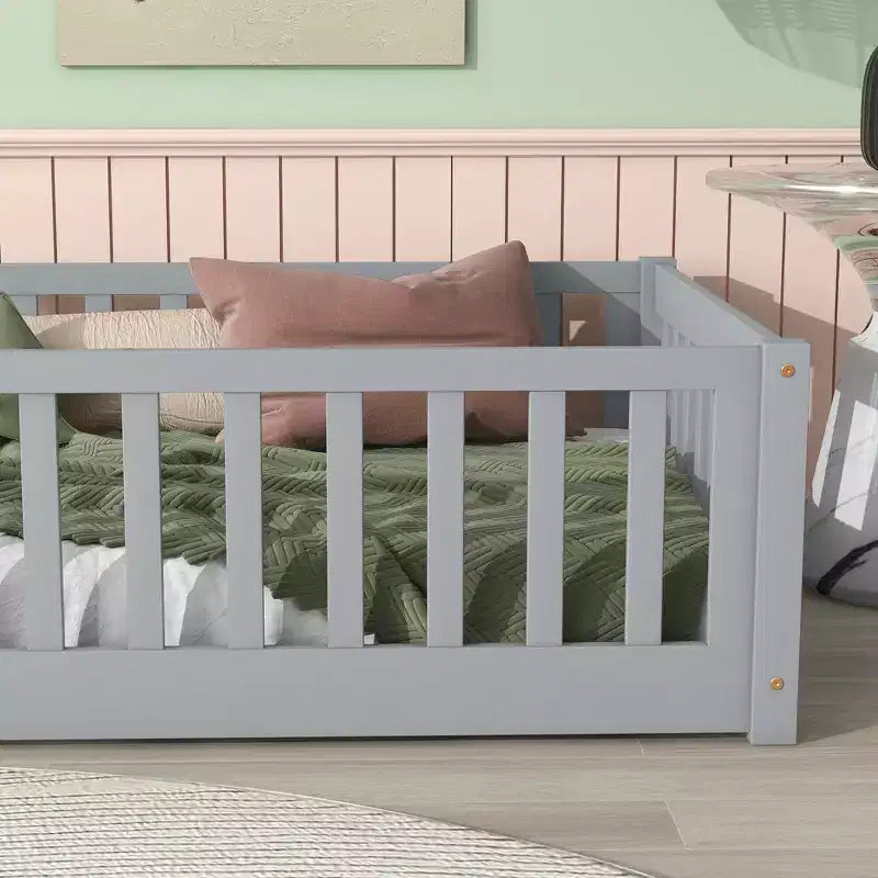 Letto a terra matrimoniale MAYEERTY con recinzione senza porta, spondine in legno di gomma grigio