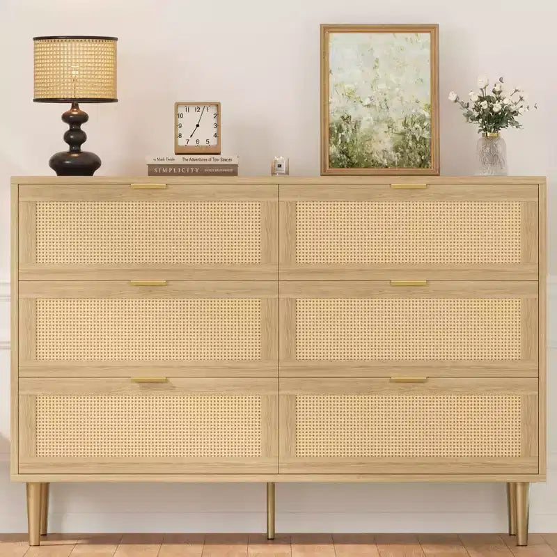 Comò in Rattan a 6 Cassetti con Gambe e Maniglie Dorate, Mobile Ampio con Piano d'Appoggio Grande, Antiribaltamento, per Camera da Letto o Soggiorno