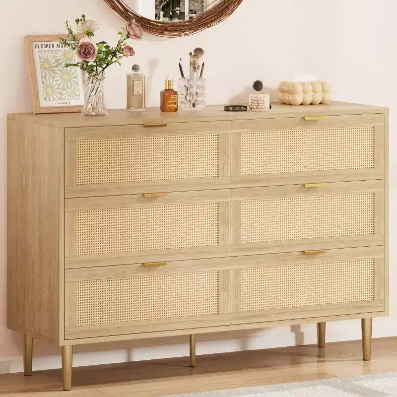 Comò in Rattan a 6 Cassetti con Gambe e Maniglie Dorate, Mobile Ampio con Piano d'Appoggio Grande, Antiribaltamento, per Camera da Letto o Soggiorno