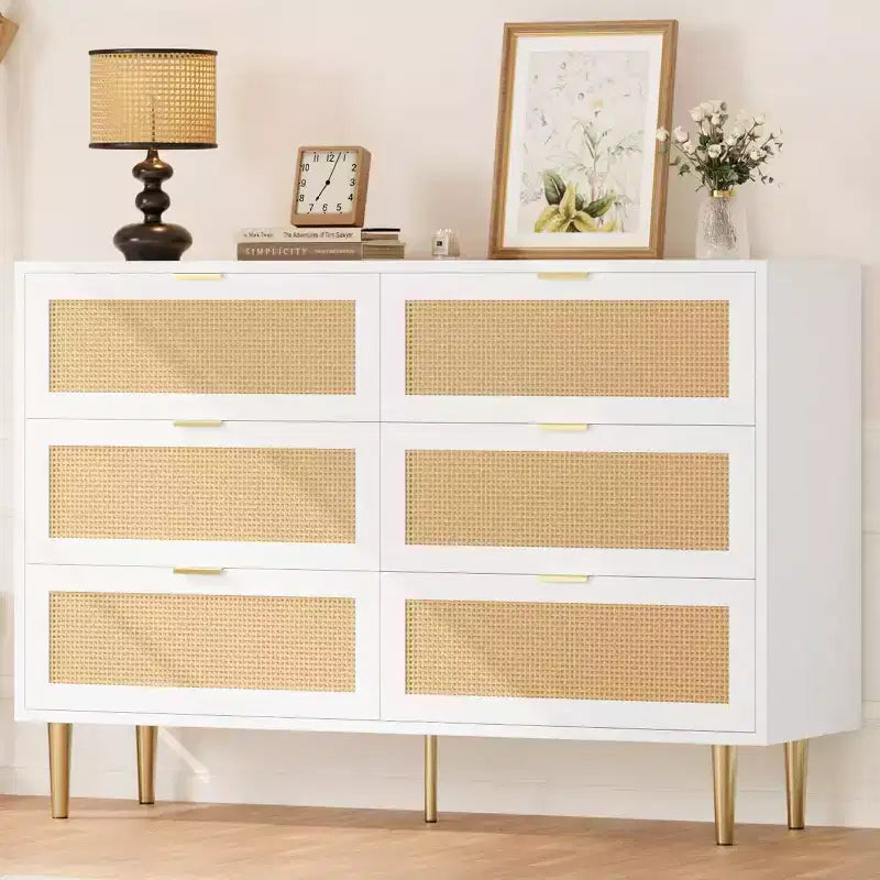 Comò in Rattan a 6 Cassetti con Gambe e Maniglie Dorate, Mobile Ampio con Piano d'Appoggio Grande, Antiribaltamento, per Camera da Letto o Soggiorno