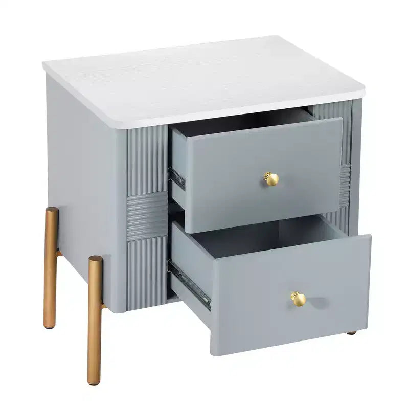 Comodino moderno minimalista Whisen con 2 cassetti, maniglie e gambe in metallo dorato, design con texture unica