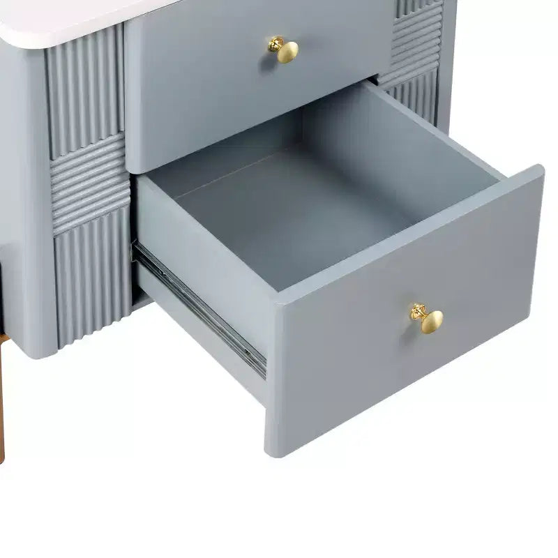 Comodino moderno minimalista Whisen con 2 cassetti, maniglie e gambe in metallo dorato, design con texture unica