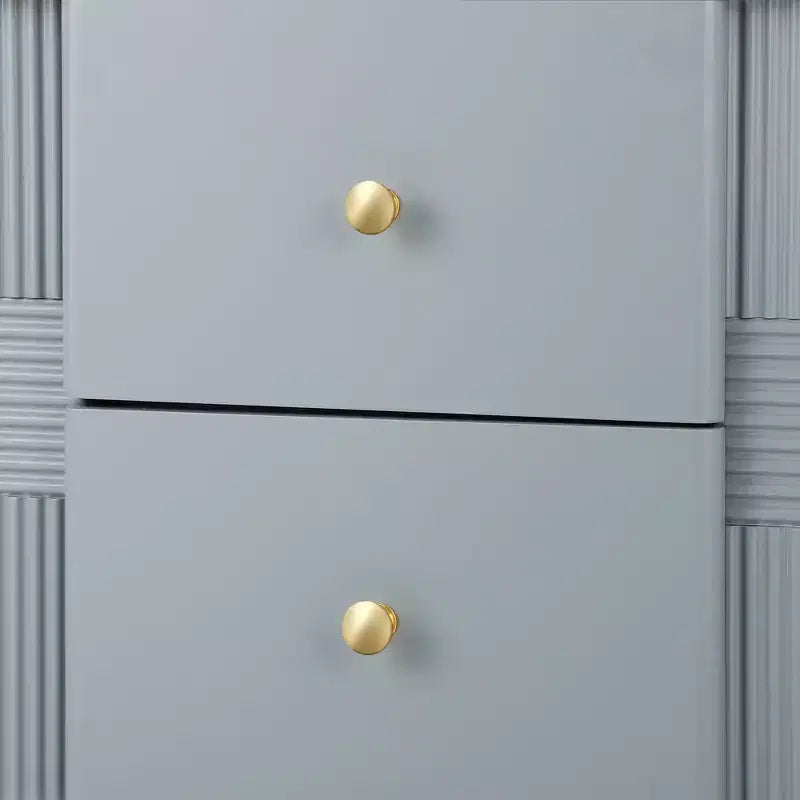 Comodino moderno minimalista Whisen con 2 cassetti, maniglie e gambe in metallo dorato, design con texture unica