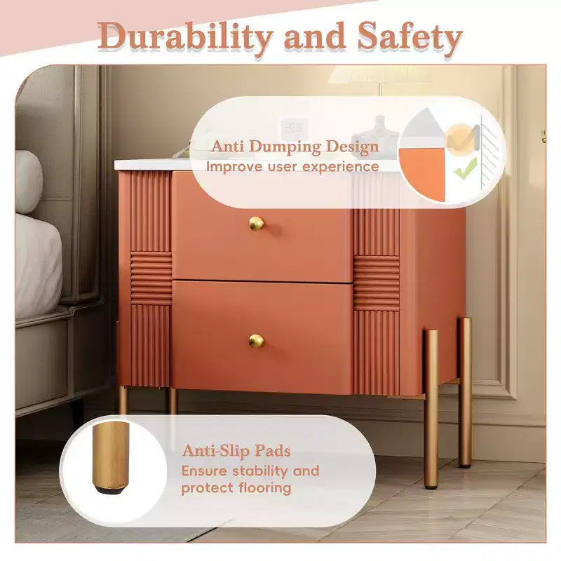 Comodino moderno minimalista Whisen con 2 cassetti, maniglie e gambe in metallo dorato, design con texture unica
