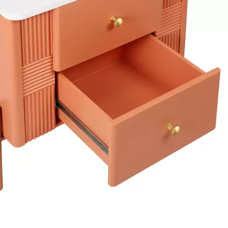 Comodino moderno minimalista Whisen con 2 cassetti, maniglie e gambe in metallo dorato, design con texture unica