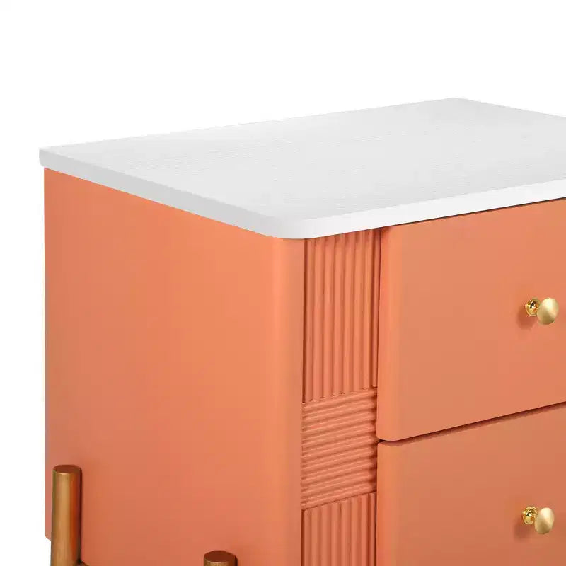 Comodino moderno minimalista Whisen con 2 cassetti, maniglie e gambe in metallo dorato, design con texture unica