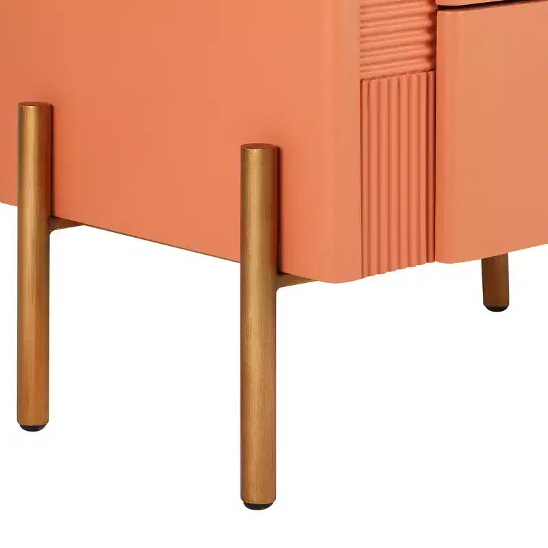 Comodino moderno minimalista Whisen con 2 cassetti, maniglie e gambe in metallo dorato, design con texture unica