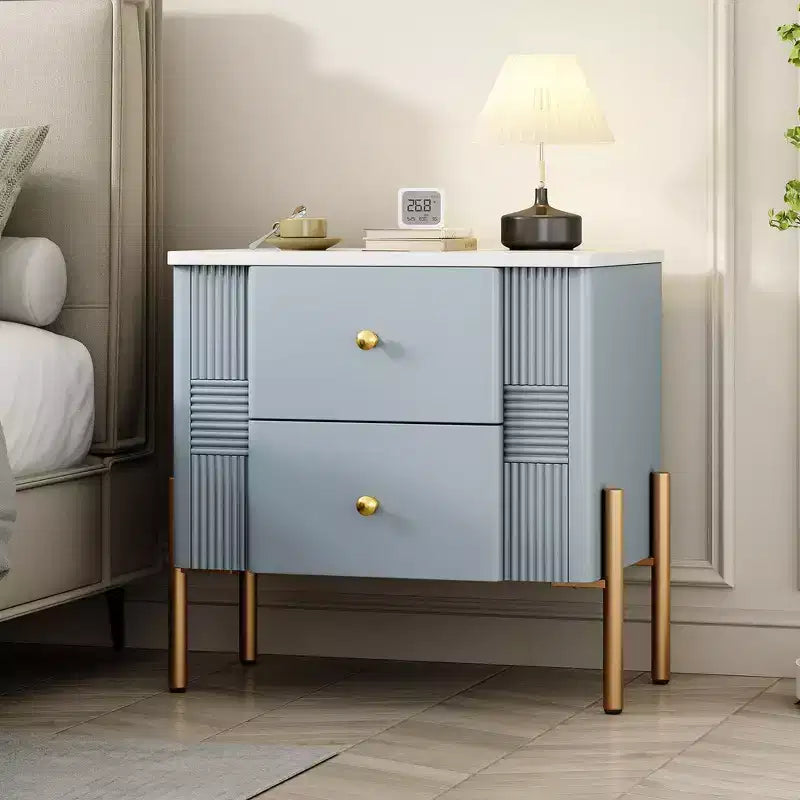 Comodino moderno minimalista Whisen con 2 cassetti, maniglie e gambe in metallo dorato, design con texture unica
