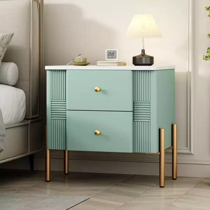 Comodino moderno minimalista Whisen con 2 cassetti, maniglie e gambe in metallo dorato, design con texture unica