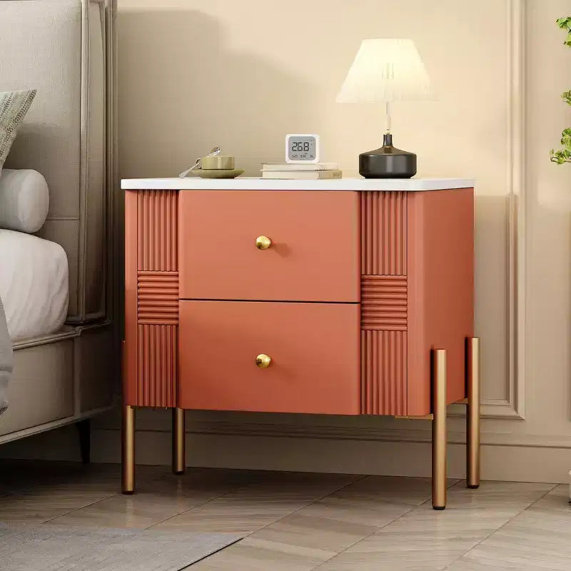 Comodino moderno minimalista Whisen con 2 cassetti, maniglie e gambe in metallo dorato, design con texture unica