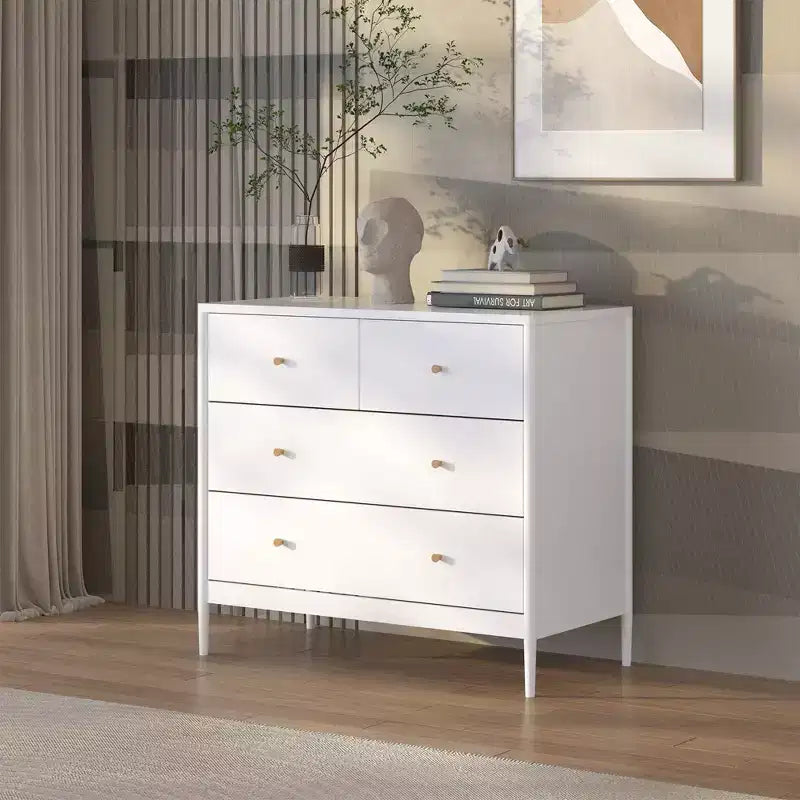 Armadio bianco a quattro cassetti per bambini, un mobile contenitore in legno adatto per camerette, asili nido e ripostigli.