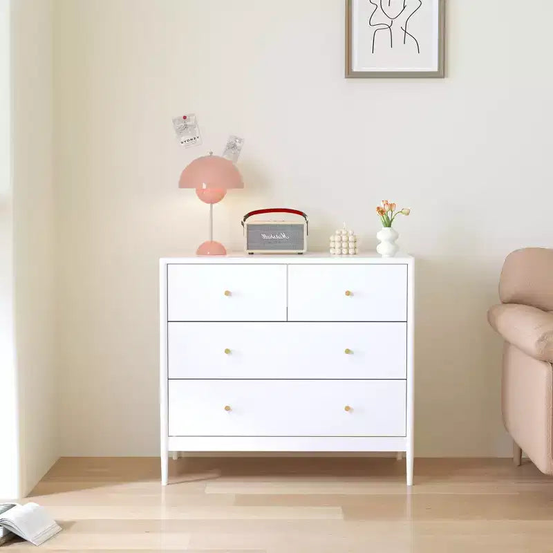 Armadio bianco a quattro cassetti per bambini, un mobile contenitore in legno adatto per camerette, asili nido e ripostigli.