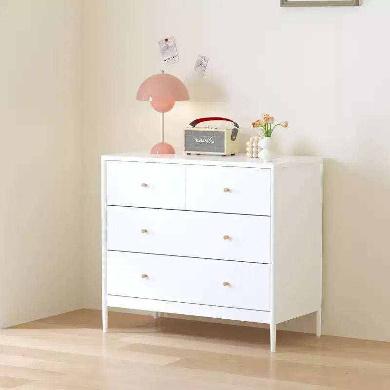 Armadio bianco a quattro cassetti per bambini, un mobile contenitore in legno adatto per camerette, asili nido e ripostigli.