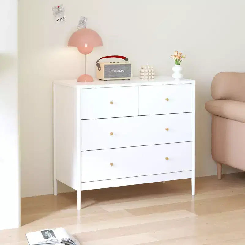 Armadio bianco a quattro cassetti per bambini, un mobile contenitore in legno adatto per camerette, asili nido e ripostigli.
