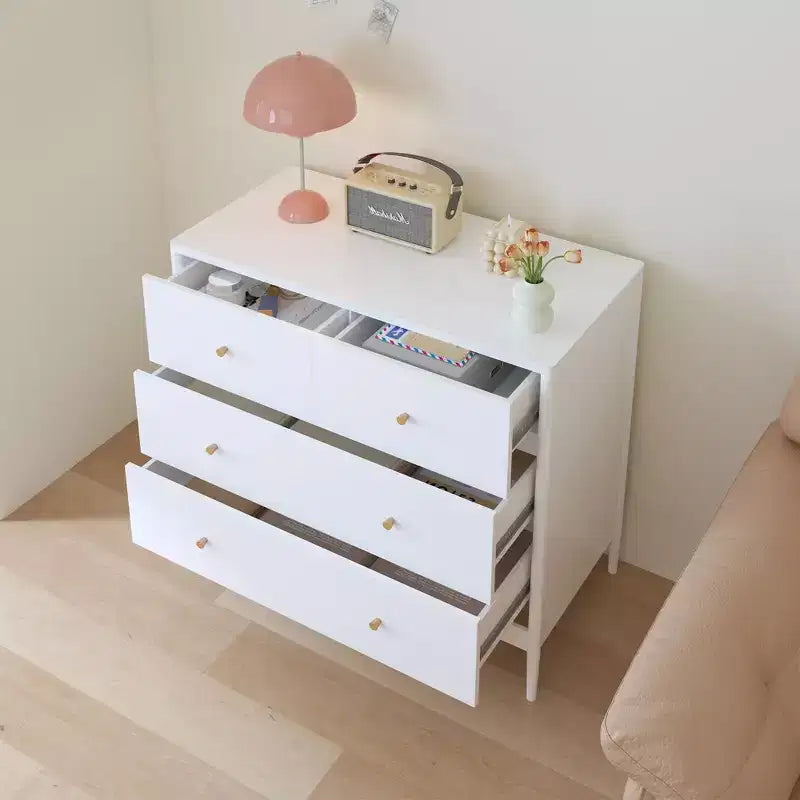 Armadio bianco a quattro cassetti per bambini, un mobile contenitore in legno adatto per camerette, asili nido e ripostigli.