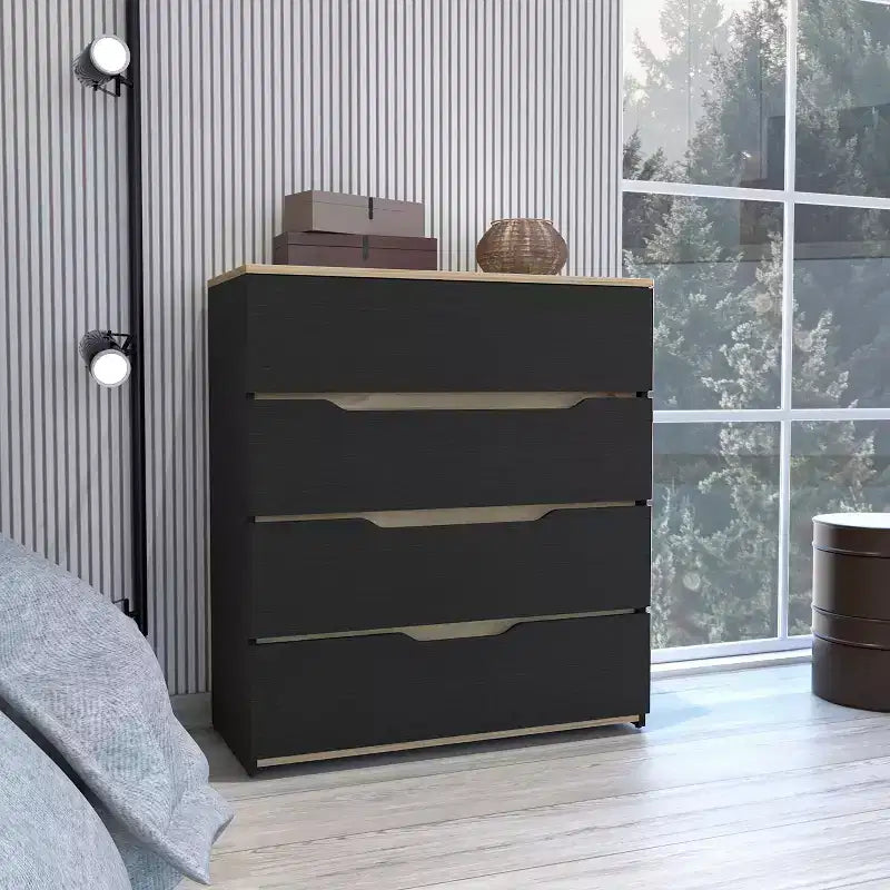 Comò Okak a 4 cassetti Ampio spazio con cassetti spaziosi, Robusto legno multistrato, Piano superiore eccellente per spazi domestici versatili
