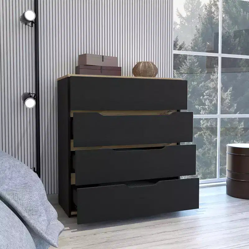 Comò Okak a 4 cassetti Ampio spazio con cassetti spaziosi, Robusto legno multistrato, Piano superiore eccellente per spazi domestici versatili