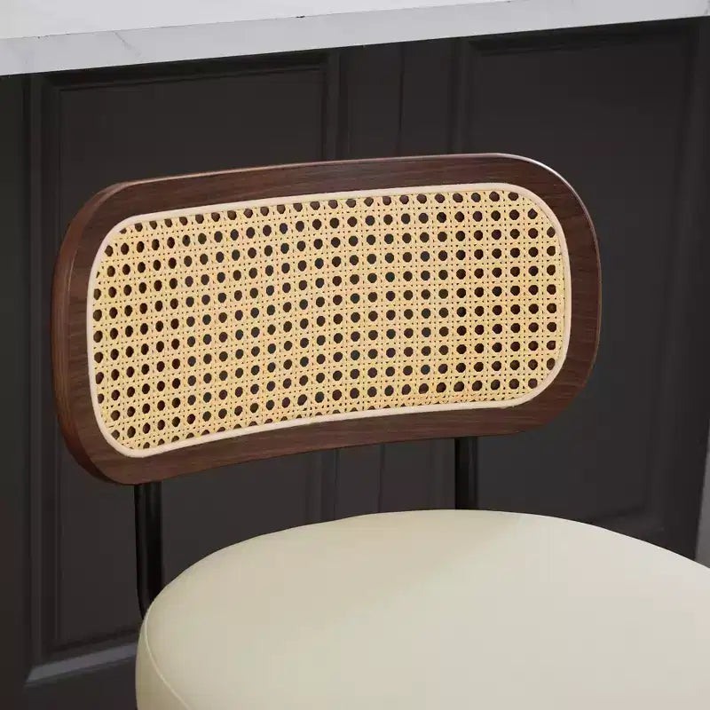 CLIHOME Set di 2 Sgabelli da Bar Altezza Bancone - Sgabelli da 26 Pollici in Rattan con Schienale in Paglia di Vienna e Seduta Imbottita