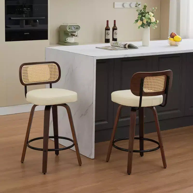 CLIHOME Set di 2 Sgabelli da Bar Altezza Bancone - Sgabelli da 26 Pollici in Rattan con Schienale in Paglia di Vienna e Seduta Imbottita
