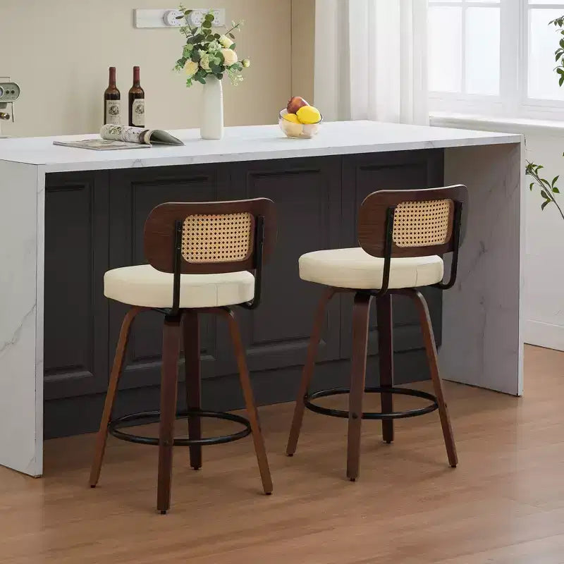 CLIHOME Set di 2 Sgabelli da Bar Altezza Bancone - Sgabelli da 26 Pollici in Rattan con Schienale in Paglia di Vienna e Seduta Imbottita
