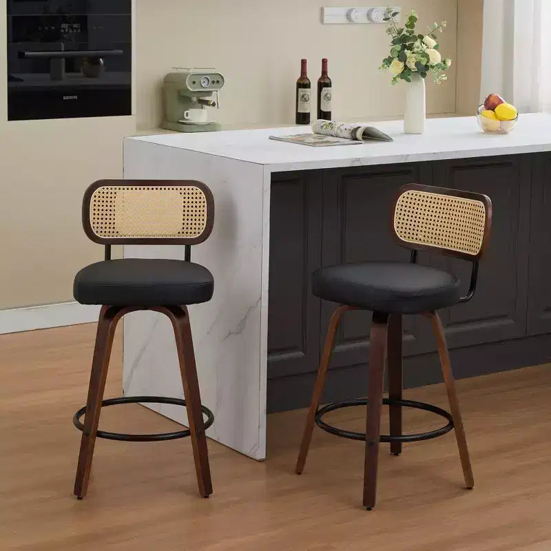 CLIHOME Set di 2 Sgabelli da Bar Altezza Bancone - Sgabelli da 26 Pollici in Rattan con Schienale in Paglia di Vienna e Seduta Imbottita