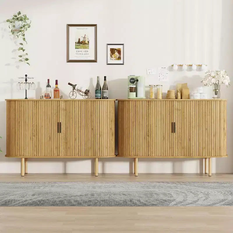 Credenza con ante scorrevoli scanalate da 47", mobile contenitore moderno in legno con ripiani regolabili, per soggiorno, cucina, sala da pranzo