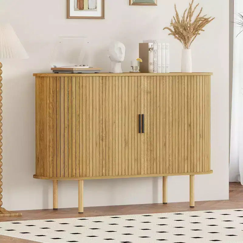 Credenza con ante scorrevoli scanalate da 47", mobile contenitore moderno in legno con ripiani regolabili, per soggiorno, cucina, sala da pranzo