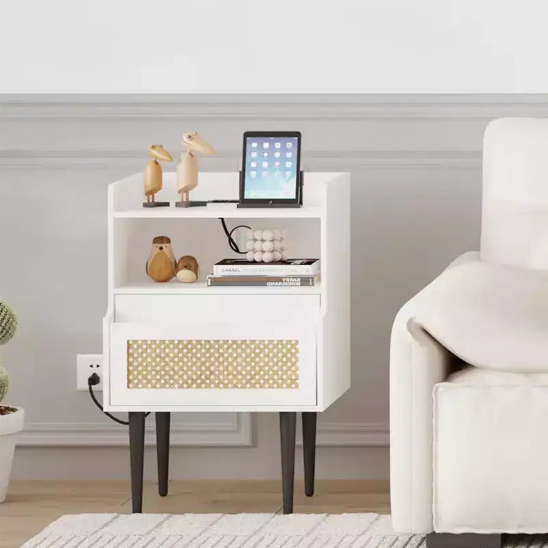 Comodini Set di 2 Tavolini da Notte - Stile rustico con Presa di Ricarica, Cassetto in Rattan e Ripiani Aperti, Tavolini laterali