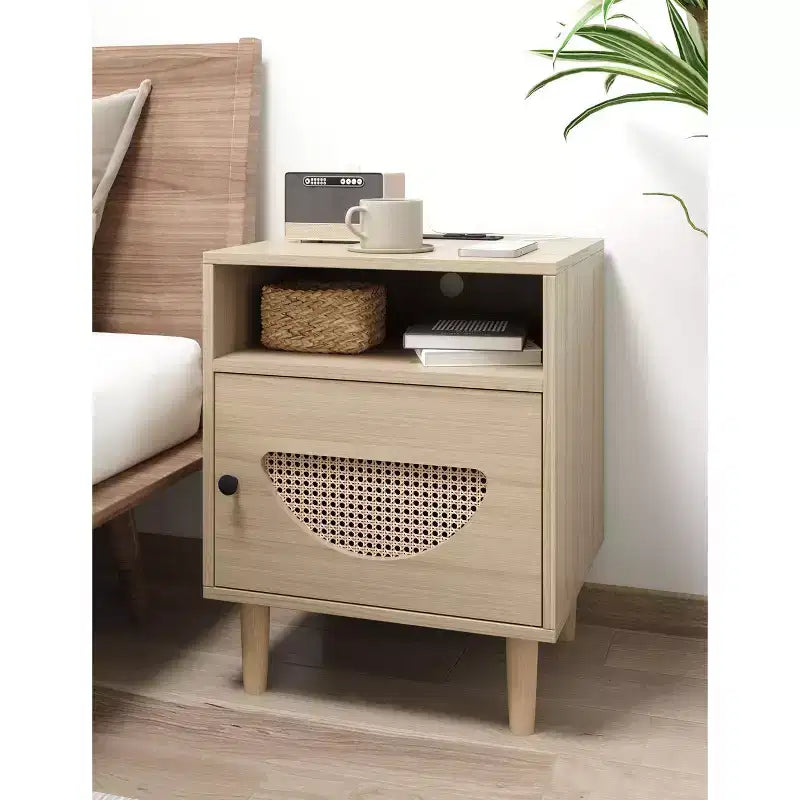 Tavolino Finale in Rattan con Anta Decorativa in Rattan, Tavolino Piccolo con Stazione di Ricarica, Ripiano e Cassetto in Legno, per Camera da Letto, Soggiorno
