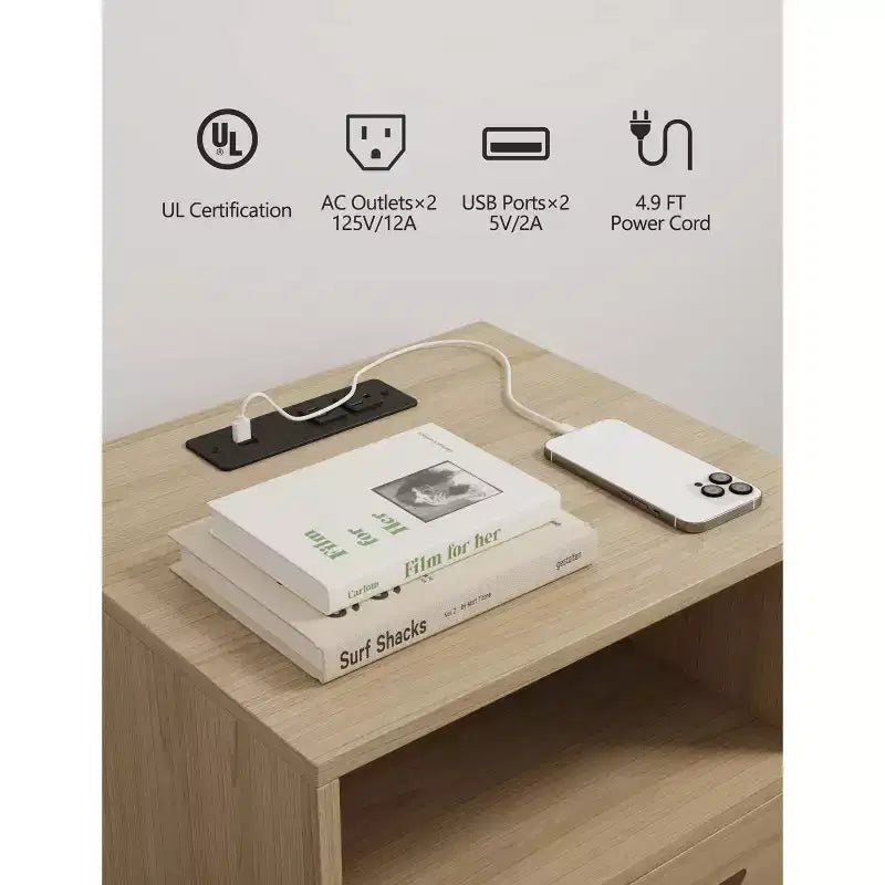 Tavolino Finale in Rattan con Anta Decorativa in Rattan, Tavolino Piccolo con Stazione di Ricarica, Ripiano e Cassetto in Legno, per Camera da Letto, Soggiorno