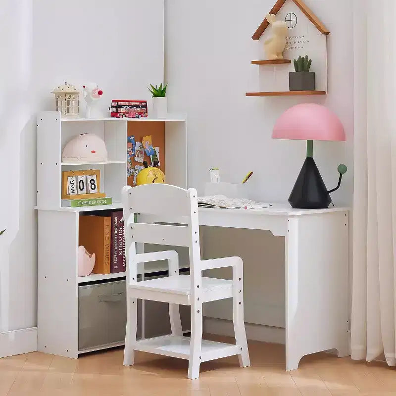 Acekool Scrivania angolare a L e sedia per bambini, tavolo da studio con bacheca, ripiani aperti, armadietti e cassetti in tessuto, bianco