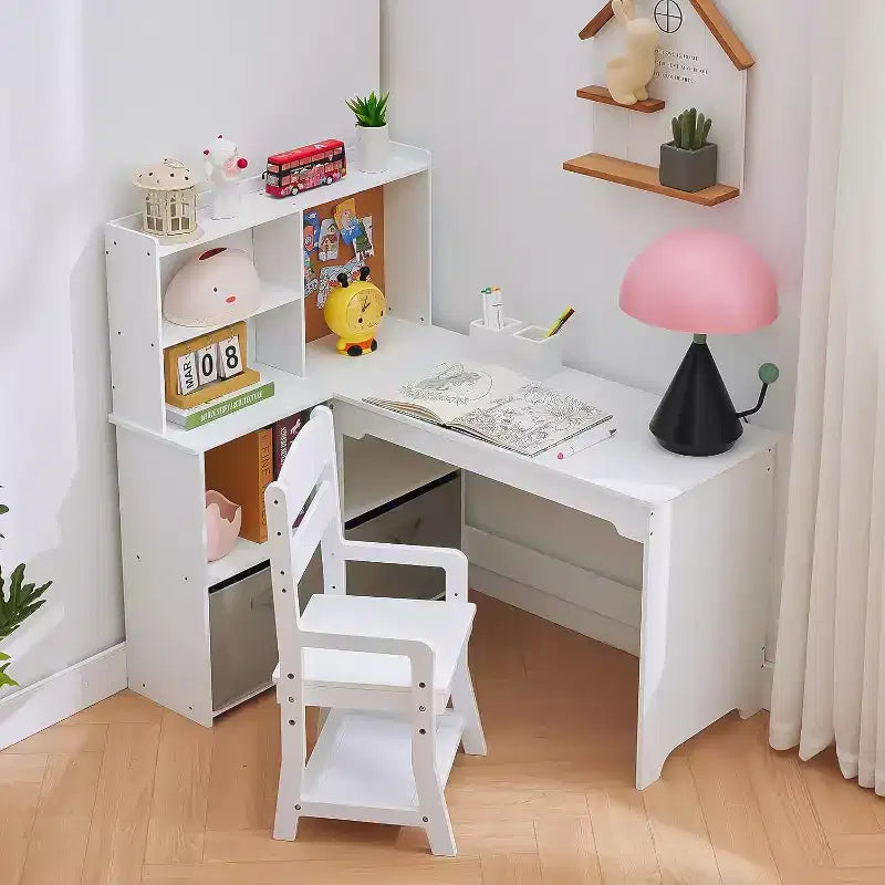Acekool Scrivania angolare a L e sedia per bambini, tavolo da studio con bacheca, ripiani aperti, armadietti e cassetti in tessuto, bianco