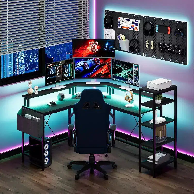 Acekool Scrivania angolare a L da 62" con prese di corrente, luci LED, supporto per monitor e mensole portaoggetti, scrivania ergonomica ad angolo per ufficio domestico