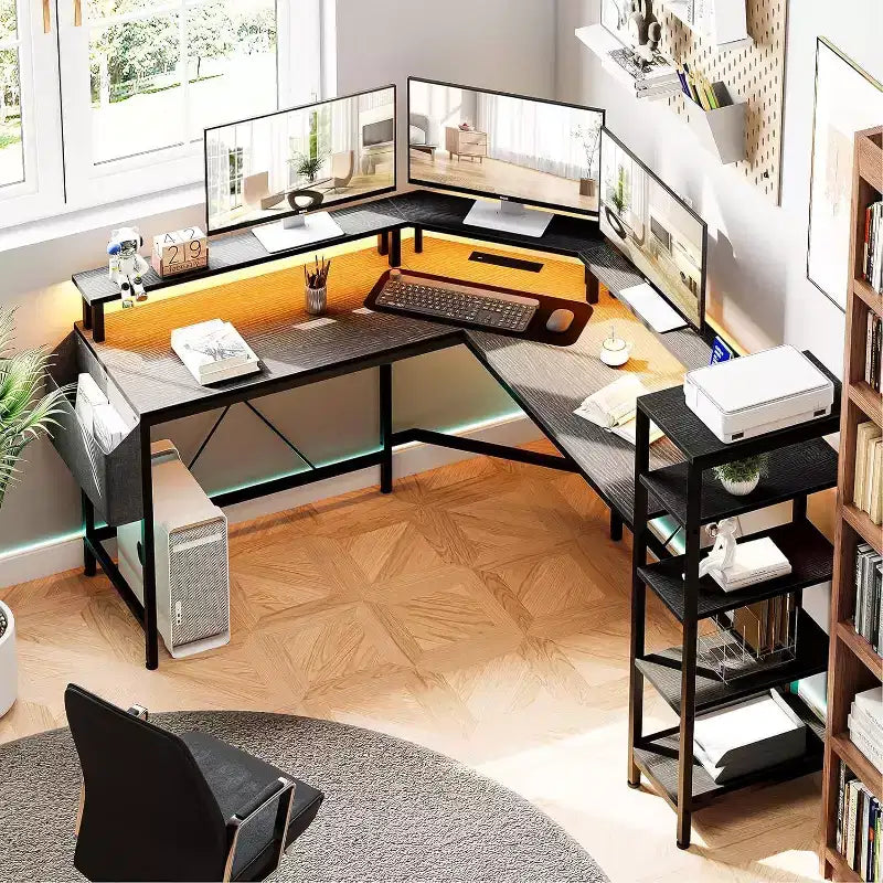 Acekool Scrivania angolare a L da 62" con prese di corrente, luci LED, supporto per monitor e mensole portaoggetti, scrivania ergonomica ad angolo per ufficio domestico