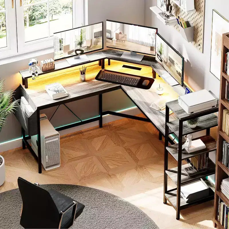 Acekool Scrivania angolare a L da 62" con prese di corrente, luci LED, supporto per monitor e mensole portaoggetti, scrivania ergonomica ad angolo per ufficio domestico
