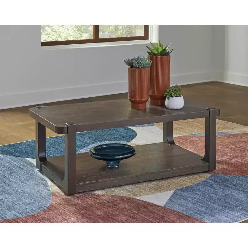 Signature Design by Ashley Breckington Tavolino da caffè - Finitura in legno marrone scuro con rotelle, ripiano inferiore portaoggetti