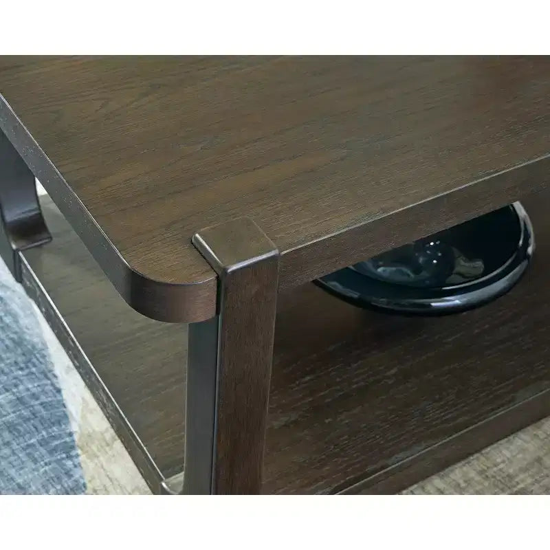 Signature Design by Ashley Breckington Tavolino da caffè - Finitura in legno marrone scuro con rotelle, ripiano inferiore portaoggetti