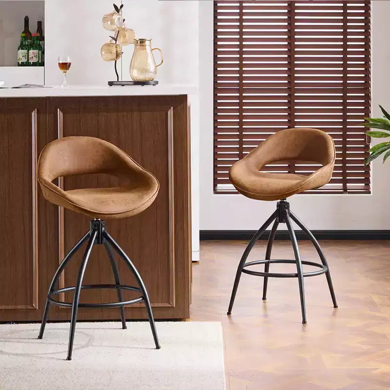 Set di 2 sgabelli da bar girevoli marroni Karl Home con schienale cavo, rivestimento in PU e verniciatura a polvere