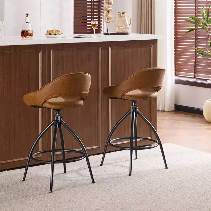 Set di 2 sgabelli da bar girevoli marroni Karl Home con schienale cavo, rivestimento in PU e verniciatura a polvere