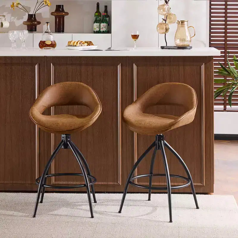 Set di 2 sgabelli da bar girevoli marroni Karl Home con schienale cavo, rivestimento in PU e verniciatura a polvere