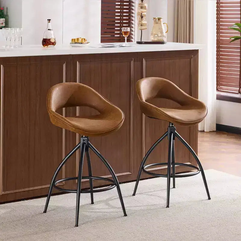 Set di 2 sgabelli da bar girevoli marroni Karl Home con schienale cavo, rivestimento in PU e verniciatura a polvere