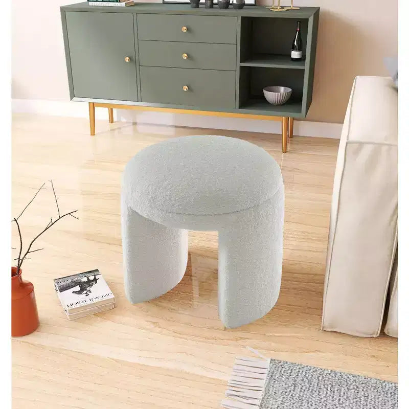Meridian Furniture, Pouf/Sgabello Bowen in Tessuto Orsetto Finto Shearling
