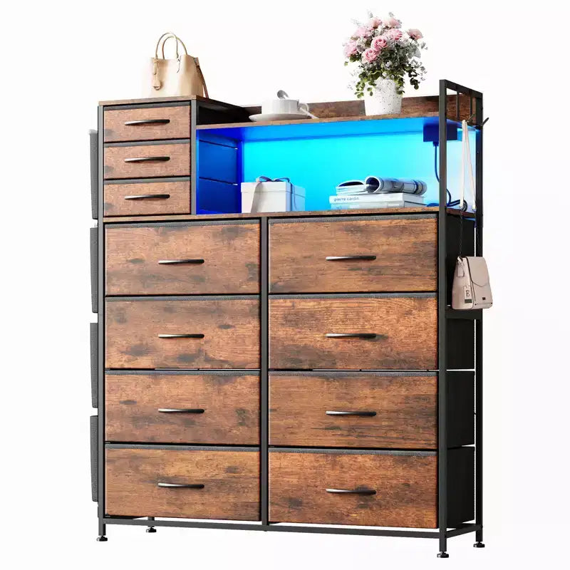 Comò Armadio a 8+3 Cassetti in Tessuto da 140 cm, 4 Tasche Laterali, Luci LED e Stazione di Ricarica per Camera da Letto