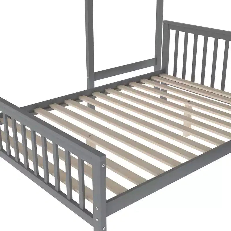 Letto a castello in legno massello, con letto inferiore una piazza e mezza e 3 cassetti portaoggetti, separabile in 2 letti singoli
