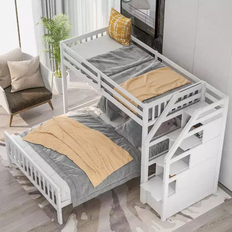 Letto a castello in legno massello, con letto inferiore una piazza e mezza e 3 cassetti portaoggetti, separabile in 2 letti singoli