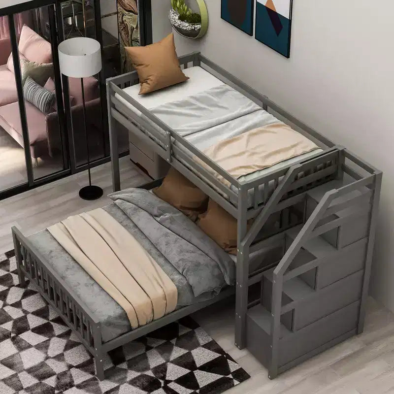 Letto a castello in legno massello, con letto inferiore una piazza e mezza e 3 cassetti portaoggetti, separabile in 2 letti singoli